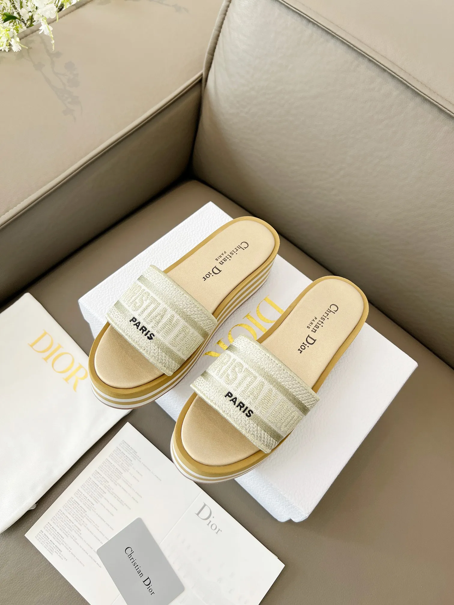 👟👟Ex-factory price 480👟👟 Dior's new spring and summer IVIETA DWAY jelly-colored flat-soled one-slip women's shoes with CD letter logo three-dimensional embroidery thick-soled round toe open-toe slippers. The original version is developed to be the top version on the market. It feels soft and delicate on the feet and is extremely comfortable. Material: Upper imported raffia electric embroidery high-temperature water-soluble cotton technical fabric + water-dyed cowhide foot pad lining + original consistent combination outsole Outsole: original outsole Size: 35-42 (40.41.42 custom-made, non-refundable and non-exchangeable)